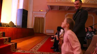 Алла Смирнова 1 класс ДООП  театрального искусства задаёт вопрос Вячеславу Манучарову.