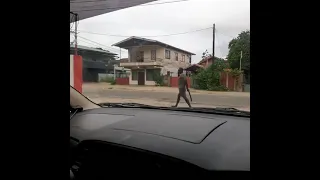 Agressieve Man Loopt Met Een Houwer Op Straat | Suriname Today