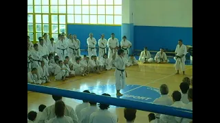 Il Maestro Mirko Saffioti esegue il kata Bassaidai ai comandi del Maestro Hiroshi Shirai