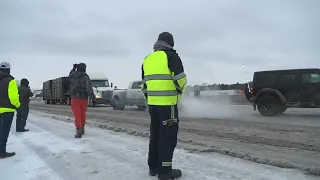 Jeep drivers help others stuck on highway due to ice in Dallas