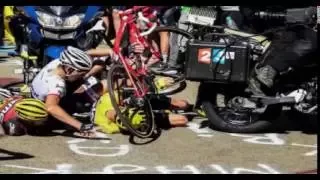 Nairo Quintana se agarra a una moto subiendo Mont Ventoux. Tour 2016.