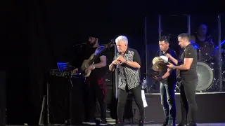 Mato Grosso e Mathias assina os chapéus dos fãs durante show