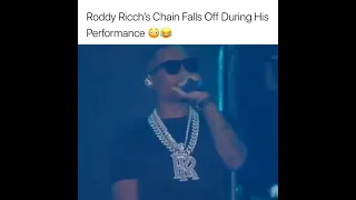 Roddy Ricch's chain falls off during his Rolling Loud performance.