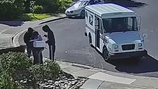 Mail carrier robbed at gunpoint in Oakland