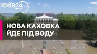 Нова Каховка йде під воду: у центрі міста вже плавають лебеді