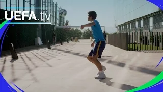 Amazing Barcelona youth team keepy-uppy skills