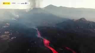 Siguiendo el recorrido de la lava hacia el cráter del volcán