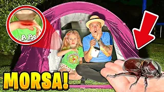 GIORGIA VIENE PUNTA DA UNO SCARABEO VELENOSO ALLA MANO MENTRE DORME 24 ORE IN TENDA CON PAPÀ SALVO!