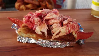Best Lobster Roll in Maine?  Red's Eats in Wiscasset