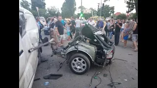 Жёсткое ДТП 27.06.2017. Г. Одесса, пр-т Добровольского/ ул. Кишенёвская. Авто разорвало пополам.