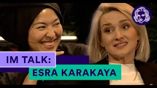Esra Karakaya über Hijabi-Hipster und Datteltäter-Jokes | Gute Nacht Alter