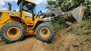 PÁ CARREGADEIRA JCB 426ZX TRABALHANDO EM LIMPEZA DE ESTRADA