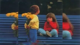 Парень хочет подарить цветы девочке (Очень мило)