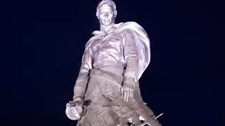 Ржевский мемориал советскому солдату в ночное время