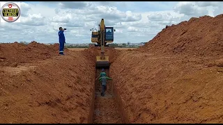 Escavadeira hidráulica abrindo vala caterpillar 320 nova geração