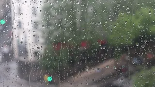 Gouttes de pluie  sur la vitre de fenêtre