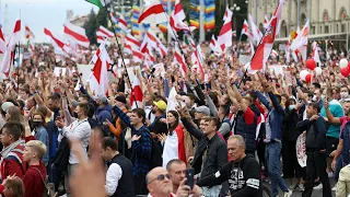 Zehntausende Menschen protestieren erneut gegen Lukaschenko