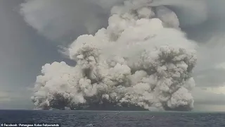 Мощное извержение вулкана на Тонге！Шлейф пепла и газа поднялся примерно на 20 км в воздух！