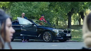 BMW vs Regular Car: a Gold Digger Picking Up Story