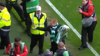 Нейл Ленон (Neil Lennon) дарит свою медаль маленьком фанату Селтика.