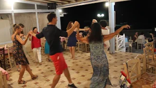 Greek dancing : the "kalamatianos" | Omilo