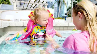 Maggie is swimming with little Naomi in the swimming pool new best series for kids