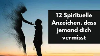 Gesetz der Resonanz: 12 Spirituelle Anzeichen, dass jemand dich vermisst