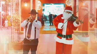 Papai Noel tocando Violino.