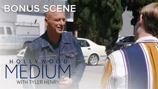 Tyler Henry's Mother Freaks Out Meeting Howie Mandel! | Hollywood Medium Bonus Scene | E!