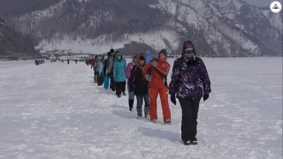 Путешествие пешком по льду Байкала, Иркутск, Сибирь, Россия  Видео смотреть