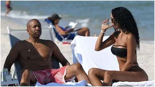 Kenny Smith Ditches Shirt For Beach Day With Bikini Beauty