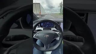 Tesla на автопилоте САМА съезжает с трассы! #Shorts