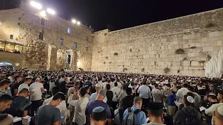 'אדון הסליחות' - שירה של 100,000 מתפללים במעמד הסליחות' בכותל המערבי, ירושלים, יממה לפני יום כיפור