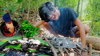 Primitive technology - Eating salmon Fish so delicious At The waterfall#ep 34