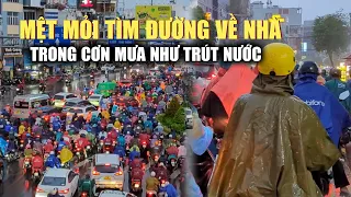 Mưa như trút nước giờ tan tầm: Người dân hứng trọn 'combo' tắc đường, dầm mưa