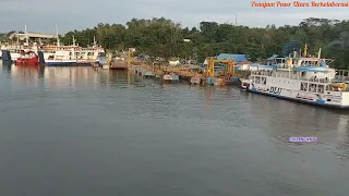 MANUVER KMP. DHARMA BADRA BERANGKAT DARI DERMAGA FERRY KARIANGAU