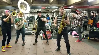 Olha o show que esse grupo deu tocando Stand By Me na estação de trem 😱