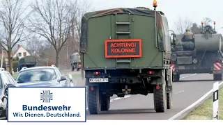 Marsch mit Fahrzeugen – Panzer der Bundeswehr auf öffentlichen Straßen