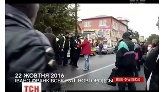 У Івано-Франківську порушник затіяв сутичку з поліцією: його намагалися захистити люди