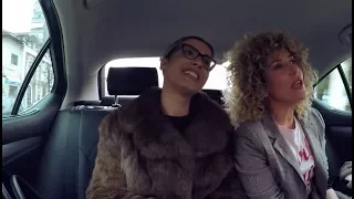 'Mos i fol shoferit' - Fatma dhe Aulona në taksinë e Rudina Dembacaj