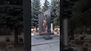 Памятник Кернесу на кладбище в Харькове