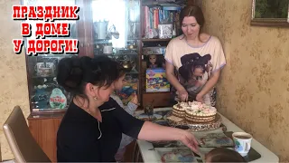 В гостях у детей в доме у дороги! Подарки к празднику! Жизнь в деревне! Как приманить аиста?