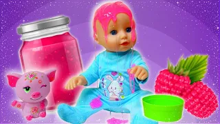 Baby Annabell doll needs help. A toy for the baby doll. Baby Reborn doll feeding time & bath time.