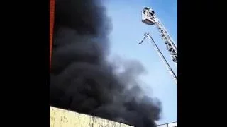 Тушение крупного пожара в складском комплексе напротив 20-го микрорайона