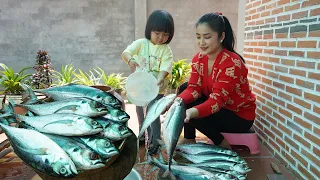 Cute chef Siv chhee help mom cooking - Big ocean fish for children - Cook and eat