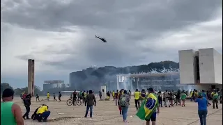 Helicóptero da Polícia Federal joga bomba de gás em manifestantes