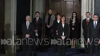 Governo, la foto di gruppo senza mascherine