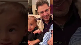 Zezé Di Camargo posa com os 2 netos bebês na fazenda