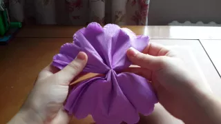 Красивый цветок из гофрированной бумаги (легко)