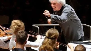 Simon Rattle in rehearsal with Berlin school students